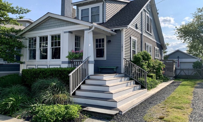 Lake Como House | Updated, Beachy Four-Bedroom Home 0.6 Miles to Beach