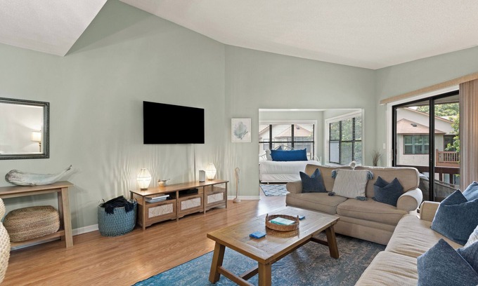 Saint Simons Island Condo | Updated Condo, Steps to Tennis + Pickleball Courts, Beach and Village, w/a Pool