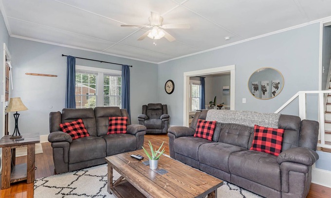 Sanford House | Updated historic 3b1.5b house minutes from old downtown w/deck & work space