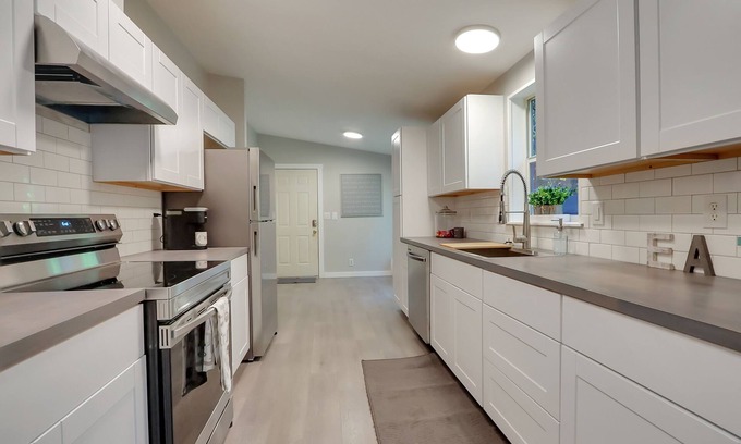 Eatonville House | Updated home on 5 acres with hot tub!