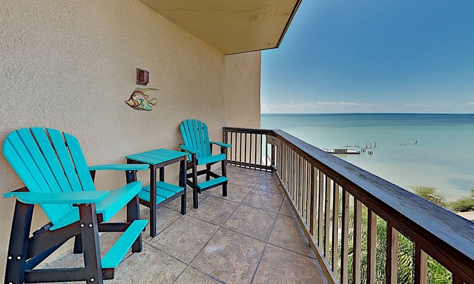 South Padre Island Condo | Updated island getaway with a pool, hot tub, & fishing pier - walk to beach & dining