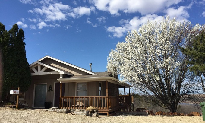 Manhattan House | UPDATED Lake House and Spectacular Views And Sunsets Of Flint Hills Near Ksu Ca
