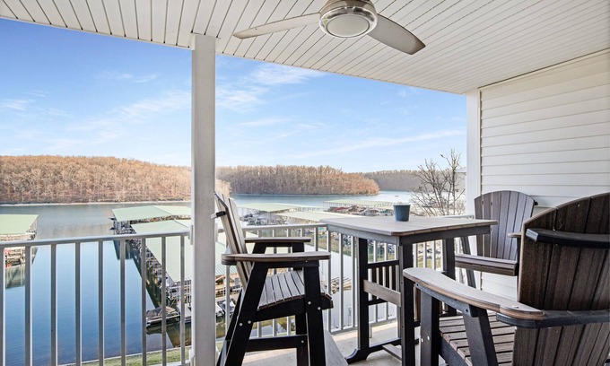 Osage Beach Condo | Updated Lakefront Parkview Bay Walk-In Condominium Convenient to Pool & Dock!