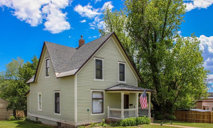 Durango House | Updated Victorian house with deck, porch & large yard - close to river & trails