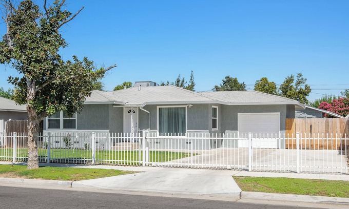 Fresno House | Upgraded 2Bed/1B on Quiet Street w. Easy Access to US99