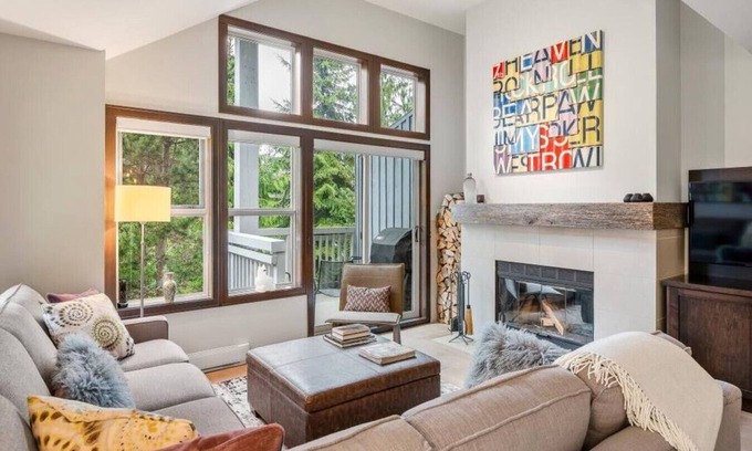 Blackcomb House | Upper Village 3BR:Sleeps 6,Hot tub,Patio+BBQ,Free Parking & Steps from Golf Course!