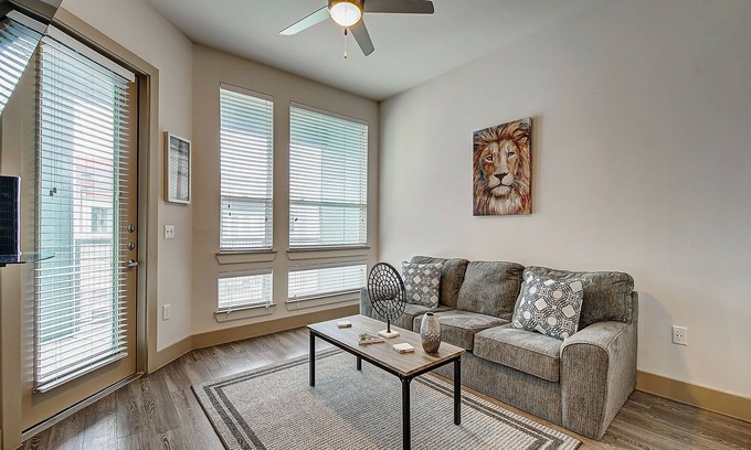 Spring Apartment | ★ Upscale 1 BR King Bed ★ Ideal for longer stays