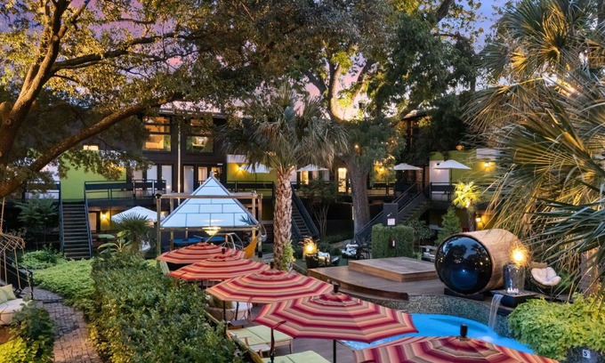 Lower Greenville Condo | Upscale 2BR Dallas condo with pool view and access to an award-winning courtyard featuring a resort-style pool, hot tub, dry sauna, and lush lounge areas. Enjoy a 77″ smart TV, sleek leather sofa, and modern kitchen for a stylish, comfortable stay.