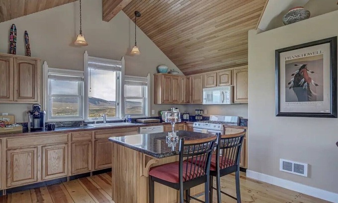 Salmon Apartment | Upscale Apartment with Panoramic Views