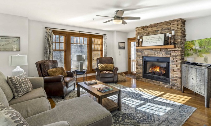 Foscoe Condo | Upscale Condo in Gated Echota Community