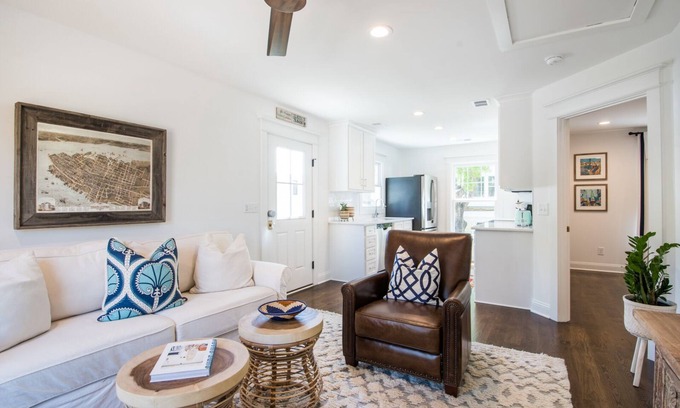 Old Village House | ★Upscale★ Couple's Retreat - Beach & Downtown CHS