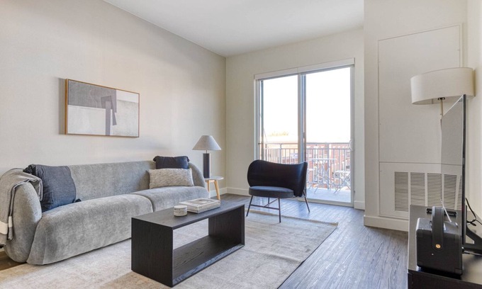 Elmhurst Apartment | Upscale Elmhurst 1BR w/Lounge, Pool & Gym nr Metra, by Blueground
