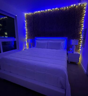 Burbank Apartment | UPSCALE HOLLYWOOD RETREAT- King 1BD Pool-Jacuzzi-Rooftop