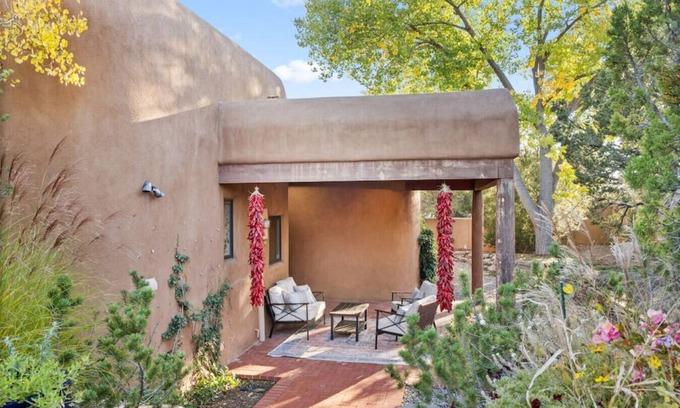 Northeast Santa Fe House | Upscale Home In North Hills