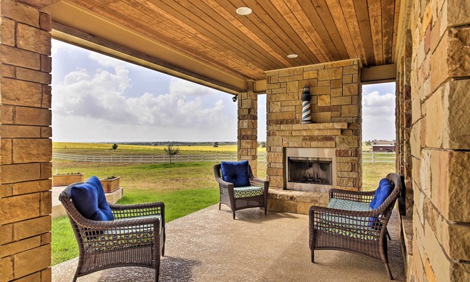 Sutherland Springs House | Upscale La Vernia House 30 Mi. to San Antonio