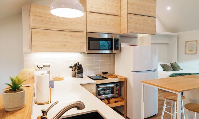 Kensington Apartment | Upscale Laneway Along the Bow River | A/C, WiFi