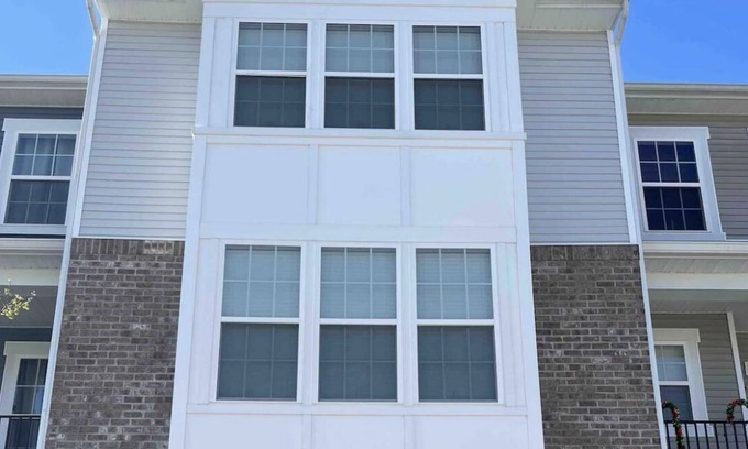 Chester House | Upscale Modern Cheerful Townhome