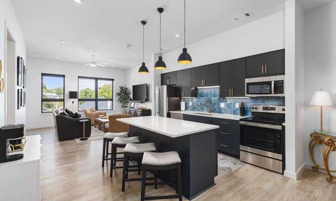 Edgehill Apartment | Upscale Music Row Corner Unit with Pool, Patio, Rooftop with City View, & Gym