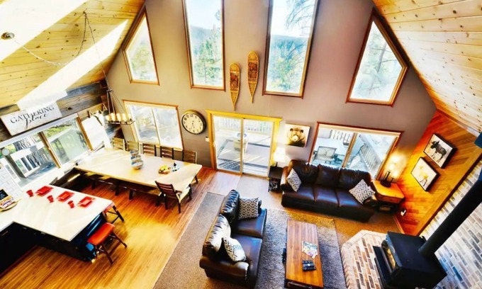 Arnold Cabin | UPSCALE. SLEEPS 18. HOT TUB.POOL TBL.WALK2BLS.K9OK