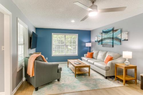 Saint Simons Heights Apartment | Upscale St Simons Condo Sunroom and Steps to Pool!