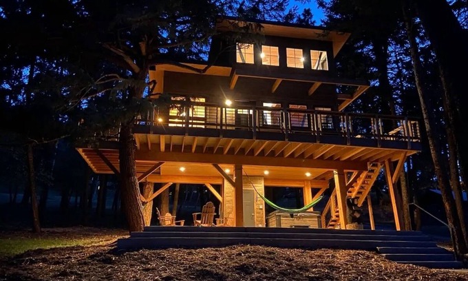 Indian Hills Cabin | Upscale Treehouse Escape - Hot Tub & Mountain Air
