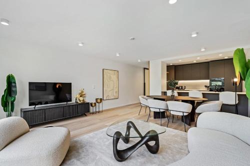Ville Haute Apartment | Upscale Urban Apartment Style & Comfort for Six