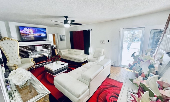 Springfield House | Upscaled Home In A Quiet Neighborhood! You Have the Entire Home to Yourself!