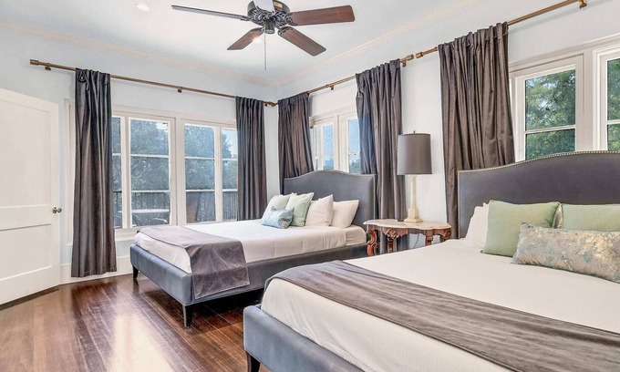 Old Enfield House | Upstay - Sleeps 22 w/Pool BBQ Games Palms & More!