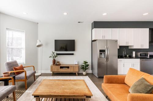 Edgewater Beach Apartment | Uptown Bright & Modern Apt - Steps to Lake, Train, Amazing Food & Free Parking