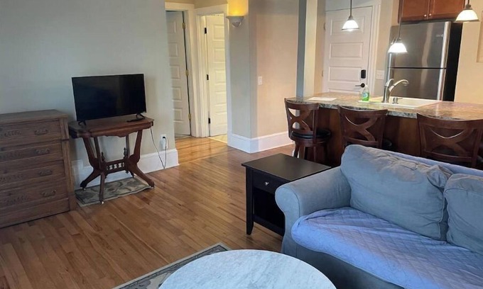 Lowry Hill East Apartment | Uptown Minneapolis - Wedge Neighborhood Apt 3