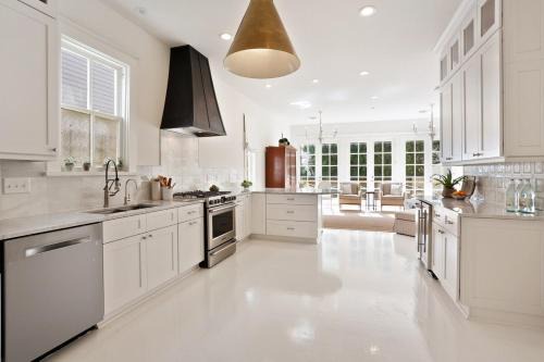West Riverside House | Uptown near Universities