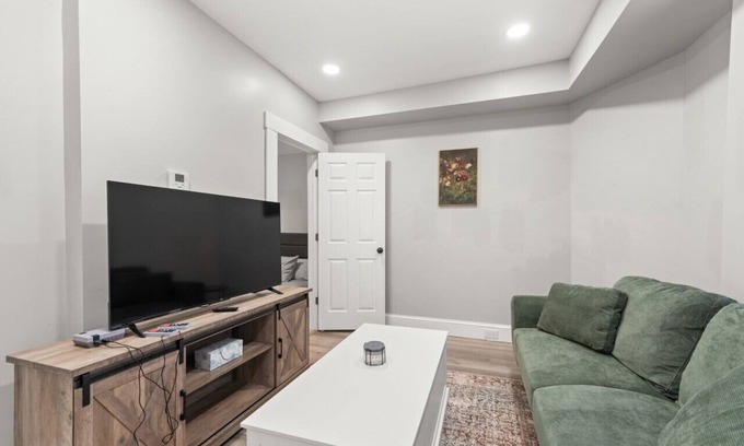 Detroit - Shoreway House | Urban Art Escape in Gordon Sq. W/King Size Bed