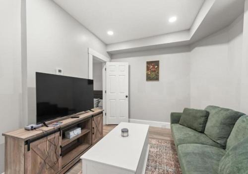 Detroit - Shoreway House | Urban Art Escape in Gordon Sq With King Size Bed
