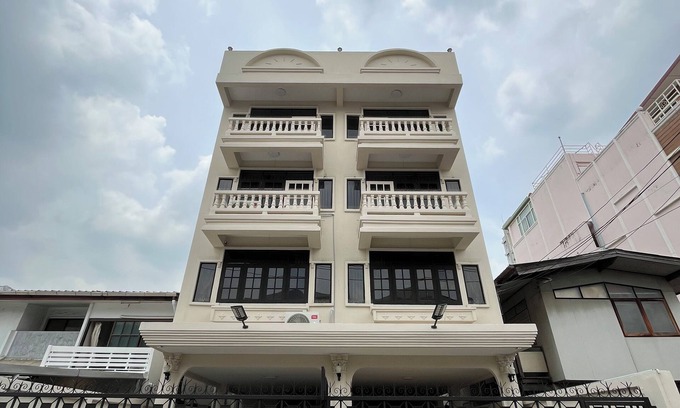 Wang Thonglang House | Urban Grace 5 Bedroom Spacious House Prime Location Near BTS Skytrain