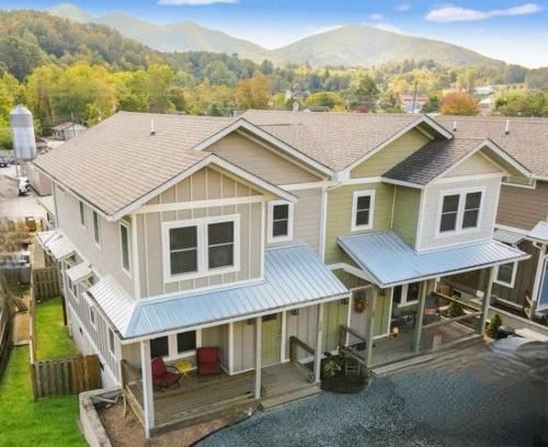 Bryson City House | Urban Retreat Downtown Gem Walk Everywhere Train View Mountain View Near National Park Entrance