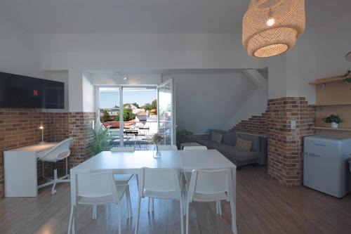 Koenigs Wusterhausen Apartment | Urbanes Dachrefugium mit Balkon