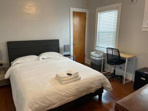 Cleveland House | First Floor Room 8 min from Cle Airport Quiet Street All you need