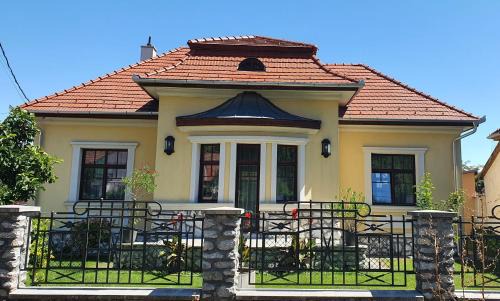 Diosgyor Villa | Várkert Deluxe Apartmanház