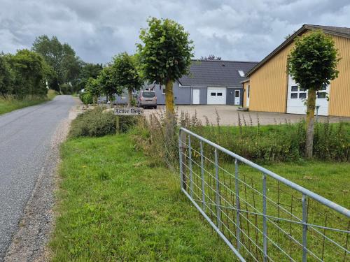 Kvaerndrup House | Værelse, tv-stue og spiserum uden vand, ikke køkken, på første sal , eget badeværelse i stueetagen