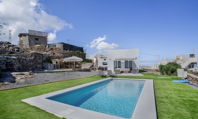 Santa Maria de Guia de Gran Canaria Villa | Vacation Villa 'Alegría' with Sea View, Private Pool and Wi-Fi