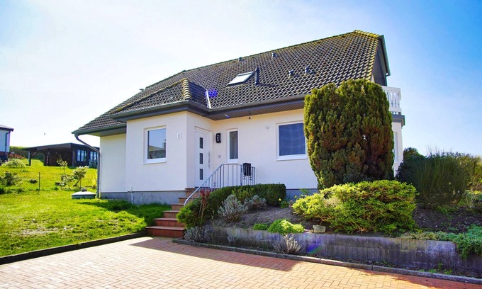 Thiessow Apartment | Vacation apartment with balcony in a quiet location - Haus Südperd FeWo Stranddistel