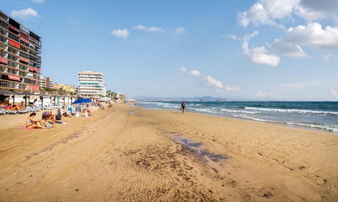 Els Arenals del Sol Apartment | Vacation apartment south of Alicante, from which you can be at the sea in just a few steps.