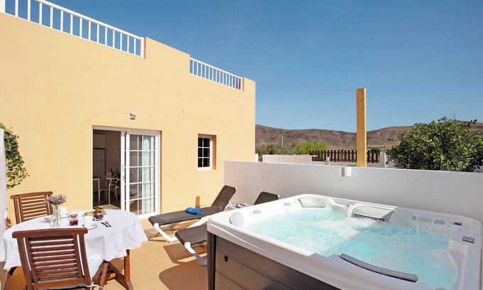Tarajalejo Apartment | Vacation Apartment 'El Naranjo Con Jacuzzi' with Private Terrace, Private Garden and Wi-Fi