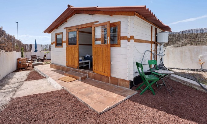 San Isidro House | Vacation Home "Casa Blanca De Madera" with Sea View, Garden & Wi-Fi