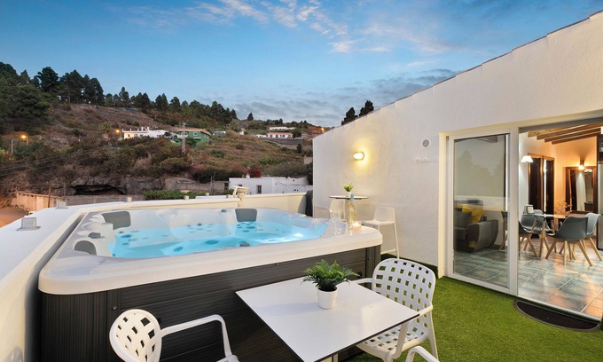 Cueva del Viento Apartment | Vacation Home "Ático Miranda" with Jacuzzi, Views of El Teide & Wi-Fi