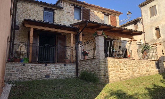 Montefalcone Appennino House | Vacation home IL VECCHIO BORGO, in front of the beautiful setting of the Sibillini Mountains