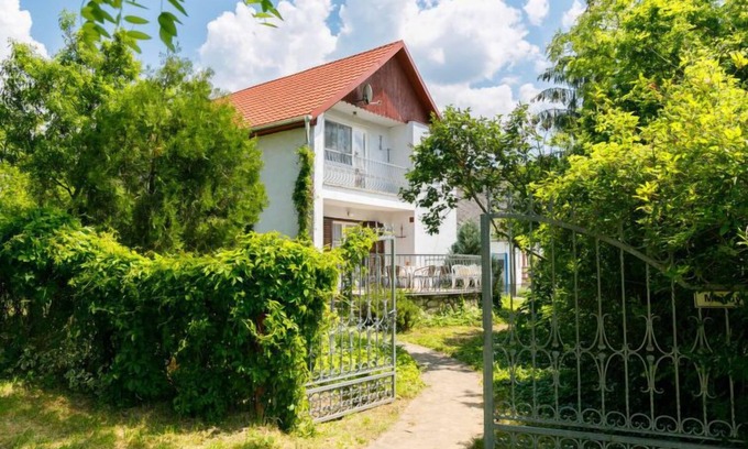 Belatelep House | Vacation home Iris by Interhome