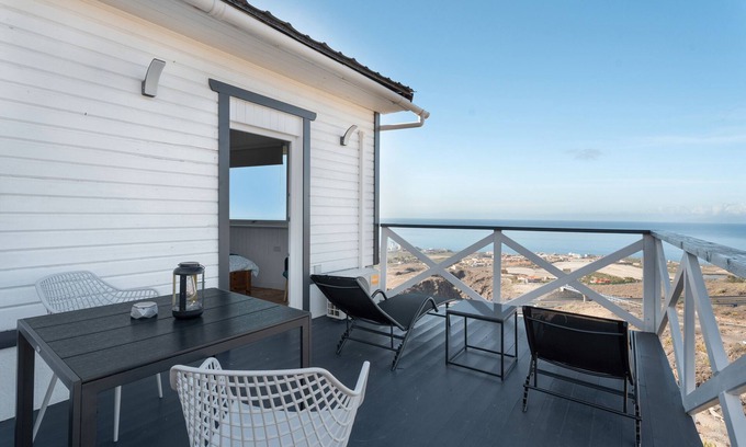 Armenime House | Vacation Home 'Penthouse El Balcón De Adeje' with Sea View, Wi-Fi and Air Conditioning