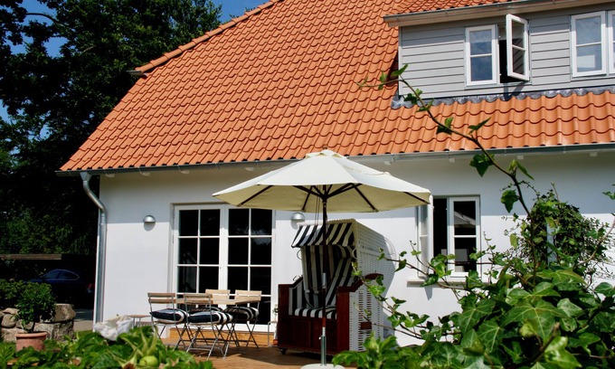 Rosenhagen House | Vacation home " Sealounge " on the Baltic Sea, free WLAN, sauna, beach chair, -SEASIDE-