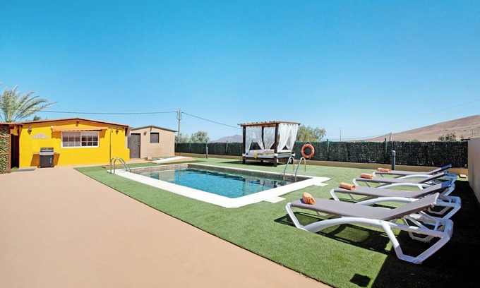 Tuineje House | Vacation Home 'Valentina' with Mountain View, Wi-Fi and Air Conditioning